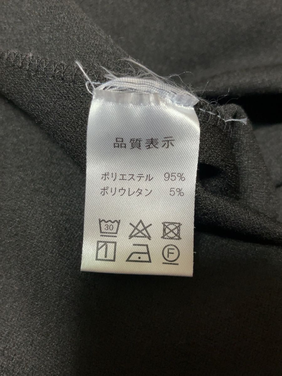 【未使用】Vラインエンボス加工ジャンパースカート  free・ブラック 黒