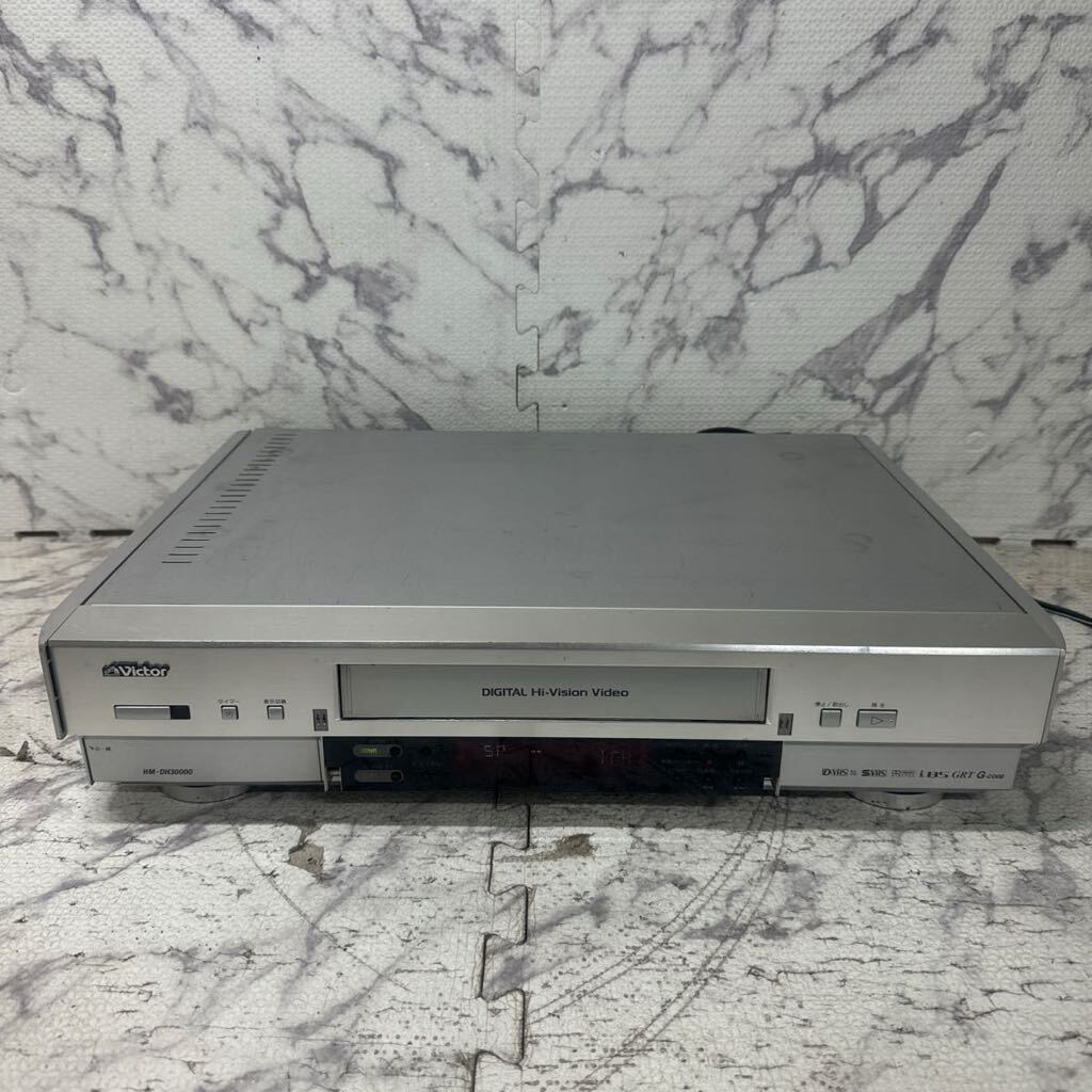 MYM5-328 激安 Victor VIDEO CASSETTE RECORDER HM-DH30000 ビデオカセットレコーダー 通電OK 中古現状品 ※3回再出品で処分_下の部分 カバー欠品