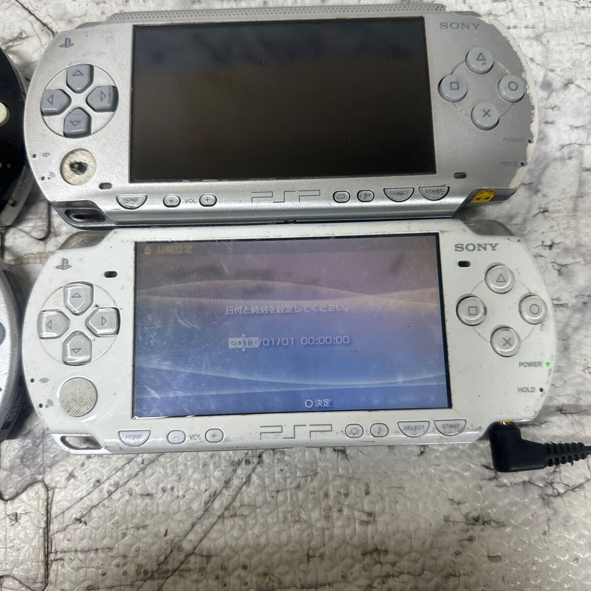 MYG-1736 激安 ゲー厶機 PSP 本体 SONY PSP-1000 PSP-2000 通電、起動OK 4点 まとめ売り ジャンク 同梱不可_画像2