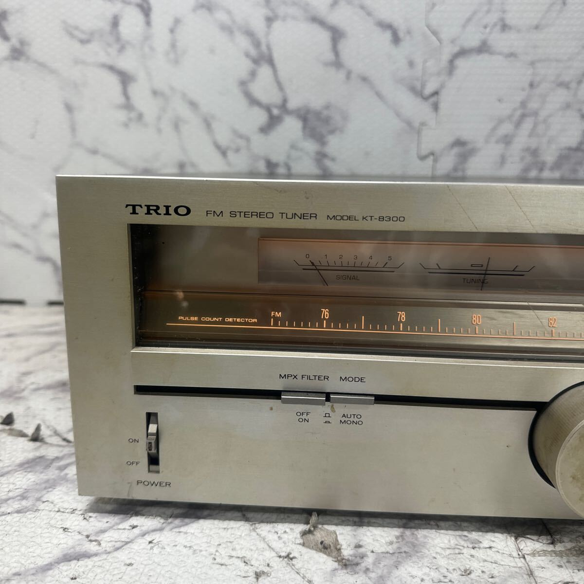 MYM5-321 激安 TRIO FM STEREO TUNER KT-8300 ステレオチューナー 通電OK 中古現状品 ※3回再出品で処分_画像2