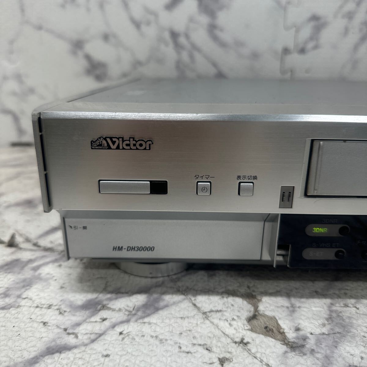 MYM5-328 激安 Victor VIDEO CASSETTE RECORDER HM-DH30000 ビデオカセットレコーダー 通電OK 中古現状品 ※3回再出品で処分_画像2