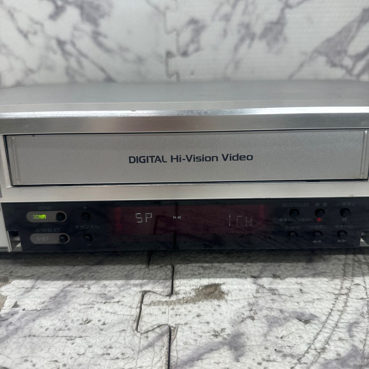 MYM5-328 激安 Victor VIDEO CASSETTE RECORDER HM-DH30000 ビデオカセットレコーダー 通電OK 中古現状品 ※3回再出品で処分_画像3