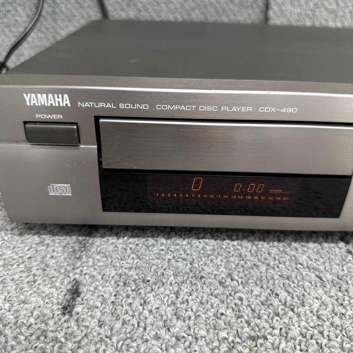 MYM5-383 激安 CDプレーヤー YAMAHA CDX-490 NATURAL SOUND COMPACT DISC PLAYER ヤマハ 通電OK 中古現状品 ※3回再出品で処分_画像2