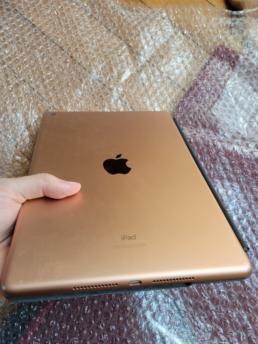 iPad 第７世代　32GB ゴールド　純正キーボード付き_画像3