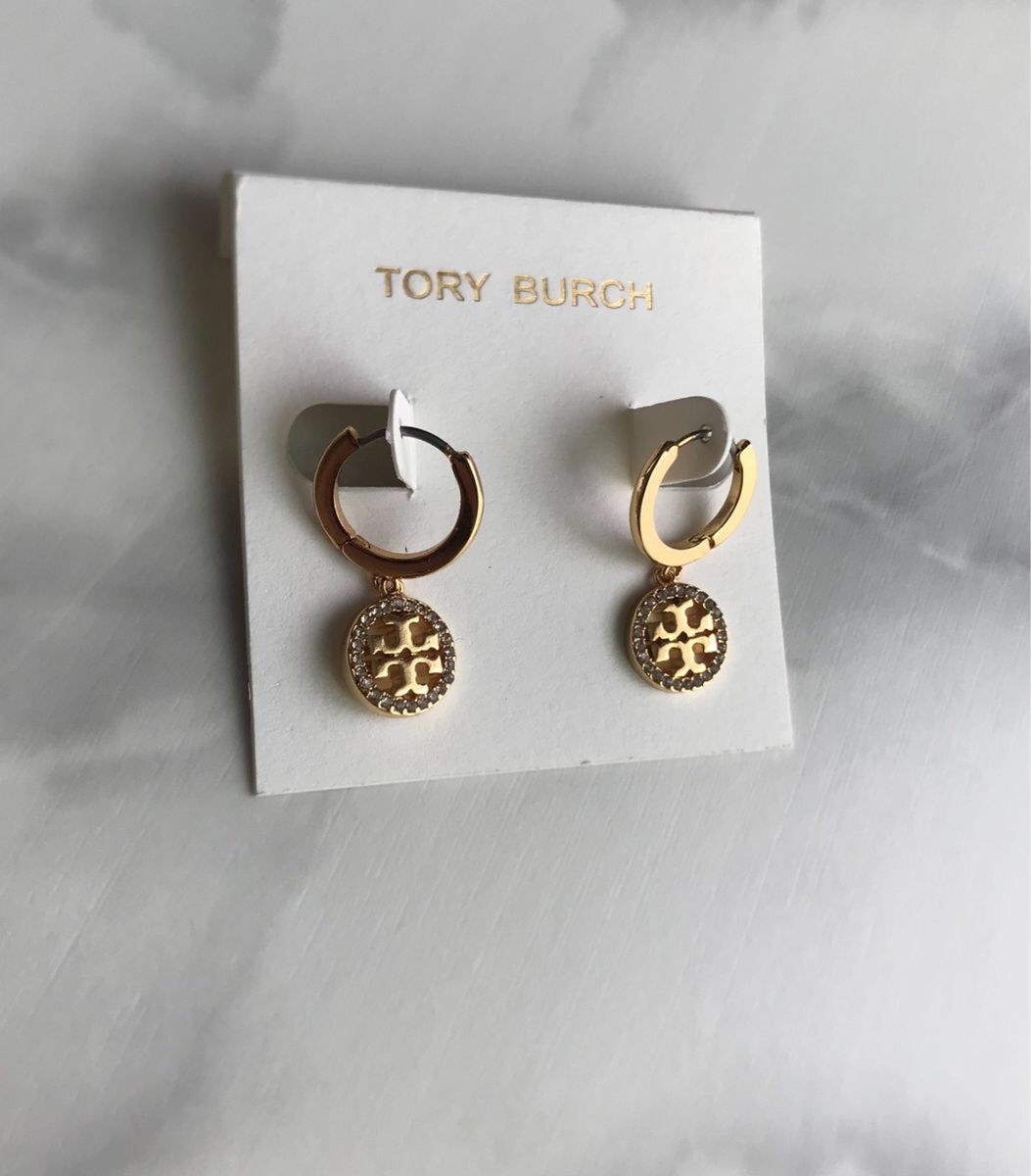 TORY BURCH フープピアス　円形ロゴチャーム　ゴールド色