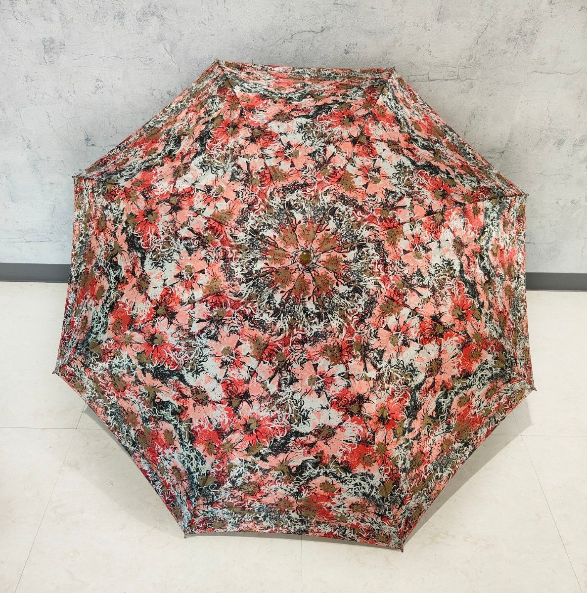 【美品】デザイン 花柄 総柄 折りたたみ傘 赤 ピンク 梅雨