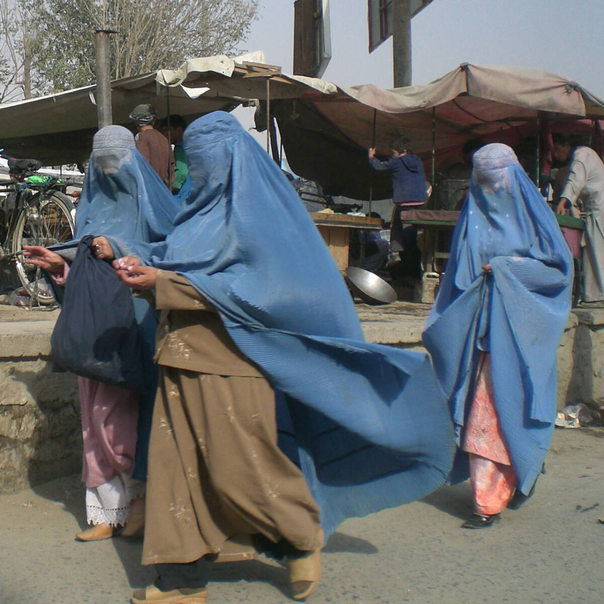 ●アフガニスタンからの贈り物”ブルカ35　アフガニスタン女性民族衣装　女性外出着”