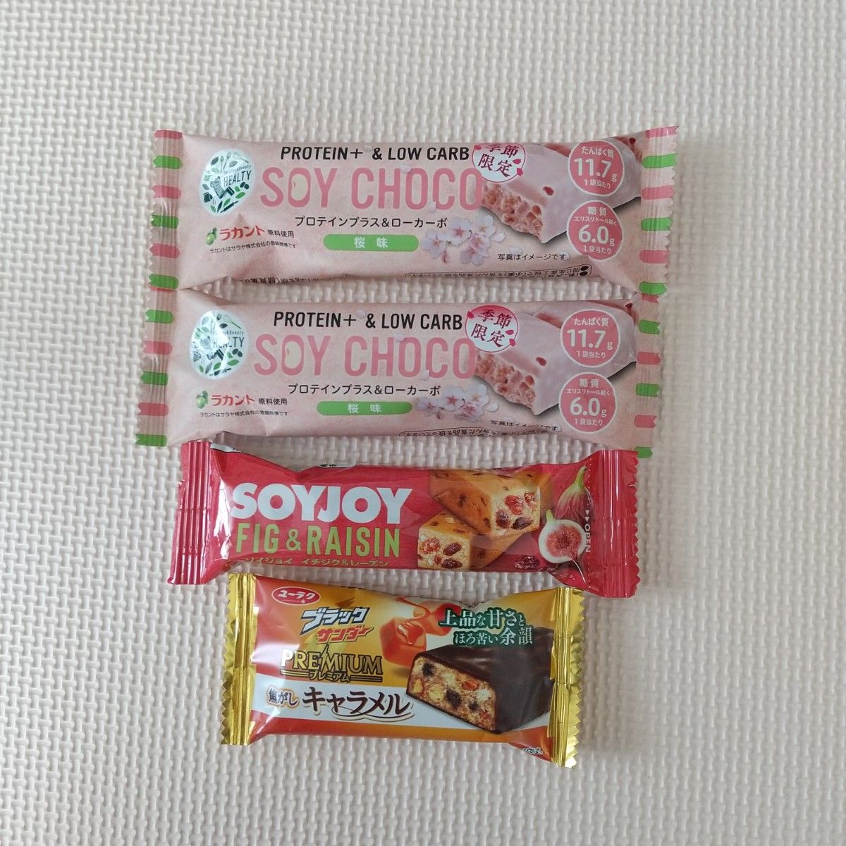 SOY CHOCO プロテインバー 桜味  2個  / ソイジョイ イチジク&レーズン  1個  / ブラックサンダー 1個