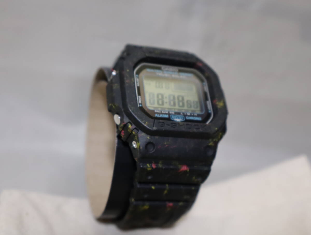 ☆CASIO/ G-SHOCK /ソーラー時計/ G-5600BG-1JR /マットブラック×レッドとイエロー混ぜ込み/国内正規品/ の美中古品です。_画像3