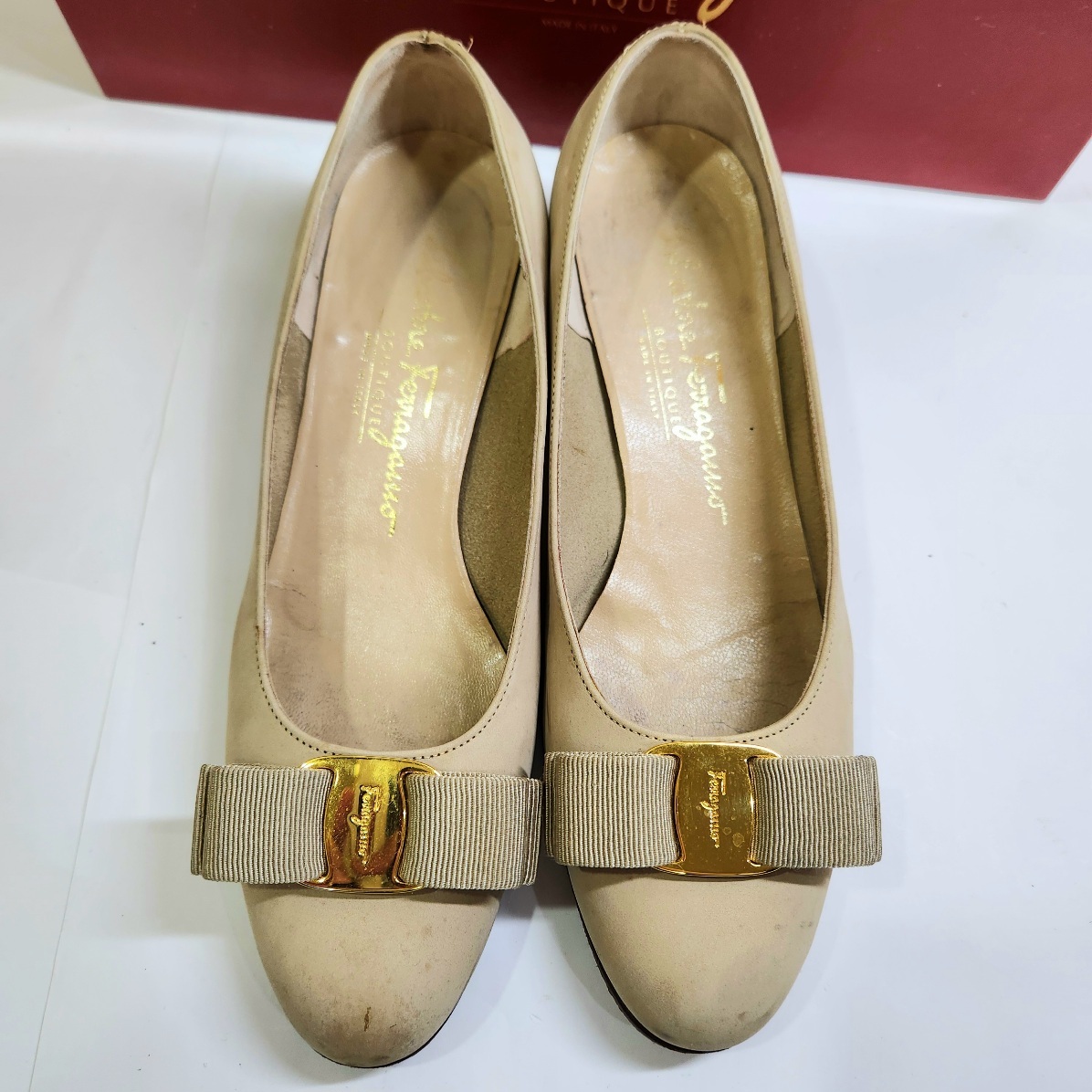 Y-05173K【1円スタート】フェラガモ レディース パンプス 5 1/2 リボン SalvatoreFerragamo 靴 ヒール 女性 履物 元箱 DR 23599_画像6