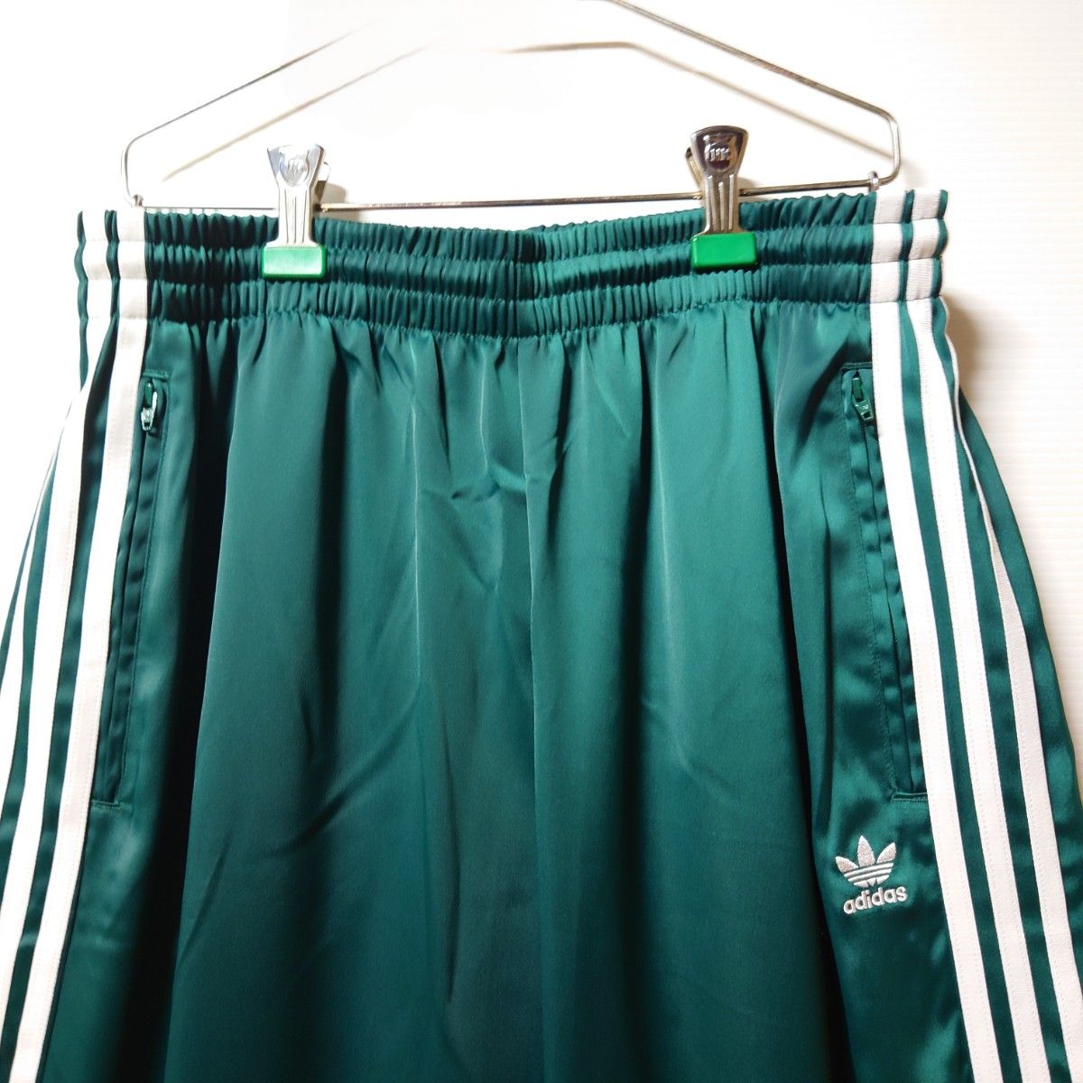 【新品】adidas★サテン ワイドレッグパンツ★ジャージ★スポーツウェア★緑★2XL★男女兼用★春夏秋★匿名送料無料