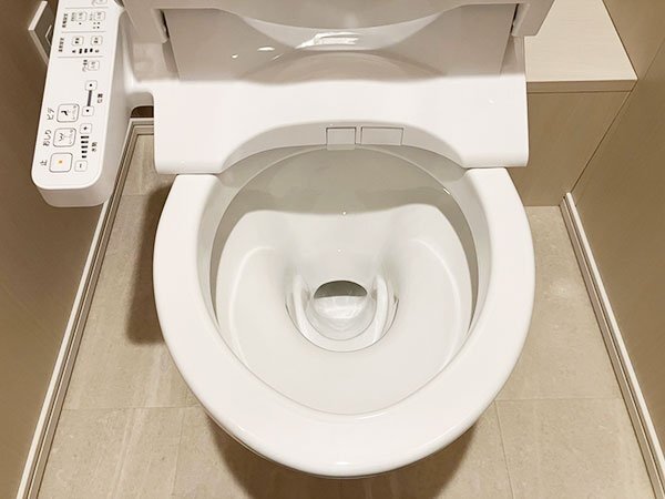 【展示未使用品】2022年製 TOTO ウォシュレット付便器 ウォシュレットBV2 TCF2223E/SH371BA/NW1/ホワイト/手洗い有/P5919_画像3