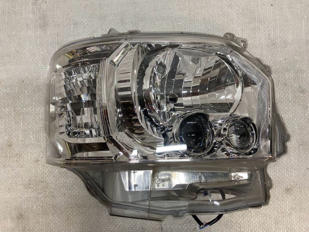 即決　ハイエース S-GL　KDH200 後期　LED　右ヘッドライト　純正　KOITO 26-137 _画像1