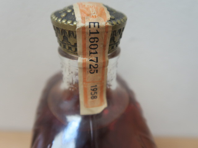 古酒 未開栓 超希少品 クラウンロイヤル Seagram's Crown Royal Fine De Luxe 1958 4/5 QUART表記 約760ml 80PROOF 旧紋様 50Sの画像5