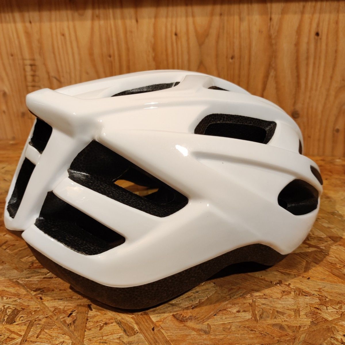 自転車通勤・通学におすすめのヘルメット Lサイズ 58-61cm ホワイト クロスバイクやシティサイクルにもおすすめのヘルメット！