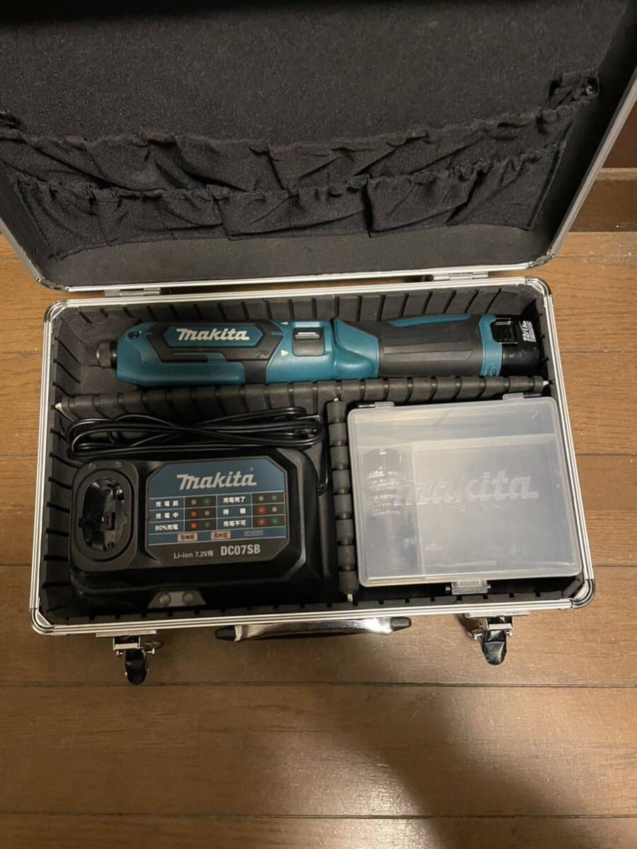 makita マキタ 充電式ペン型インパクトドライバー TD022DSHX 7.2V 1.5Ah バッテリー2個 充電器付 中古品　美品　使用回数少なめ動作確認済_画像3