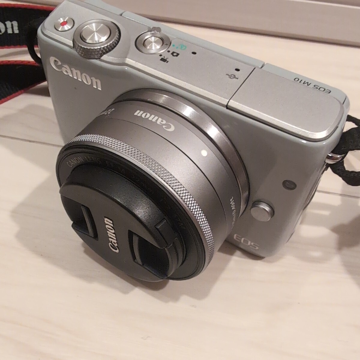 Canon キヤノン EOS M10 デジタルミラーレス一眼カメラセット [ズームレンズ EF-M15-45mm F3.5-6.3] [単焦点レンズ EF-M22mm F2]の画像2