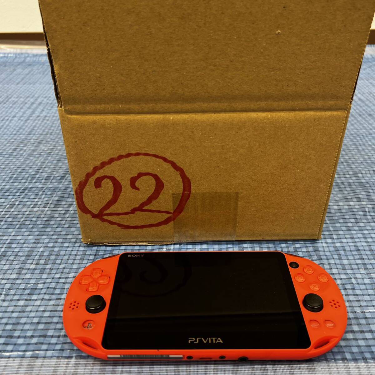 22/ジャンク【SONY ソニー】PS Vita Wi-Fiモデル PCH-2000 ネオンオレンジ_画像1