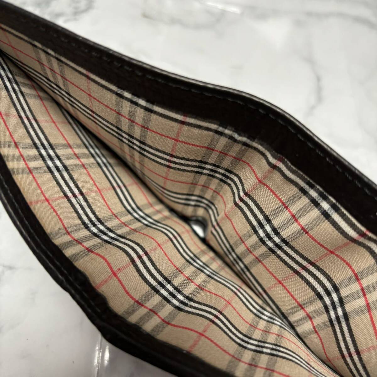 【極美品☆カード付き】バーバリー Burberry 小銭入れ付き二つ折り財布 トリヨンレザー 本革 ブラック黒 ノバチェック メンズ レディース_画像2