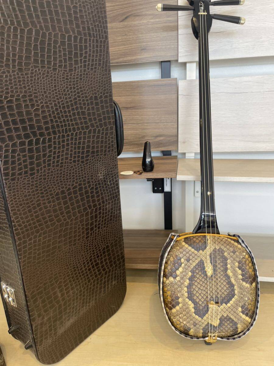 Z.EZ82. sanshin Okinawa traditional Japanese musical instrument . leather . lamp shamisen stringed instruments musical instruments three case attaching 