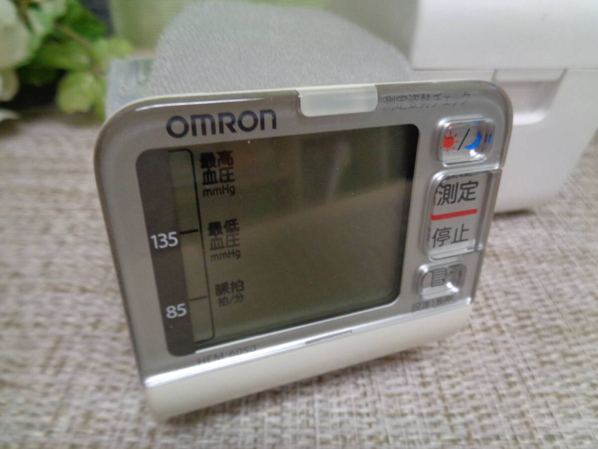 OMRON　オムロン自動電子血圧計　デジタル　HEM6050　2021年式　中古品_画像2