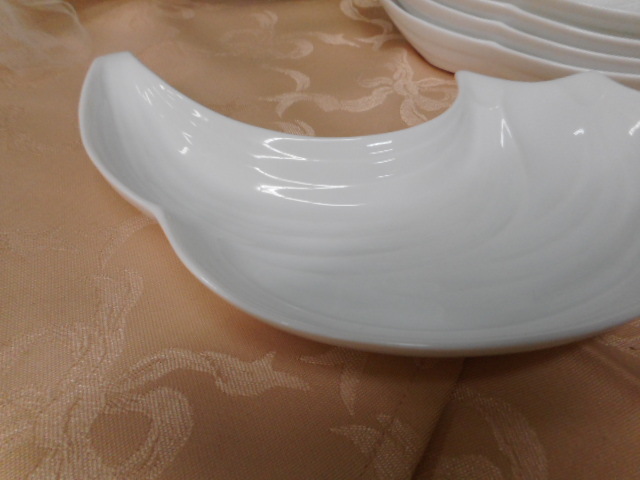 レストラン使用　バナナ型プレート　皿　10客セット　白　変わりデザイン皿　陶器　在庫品