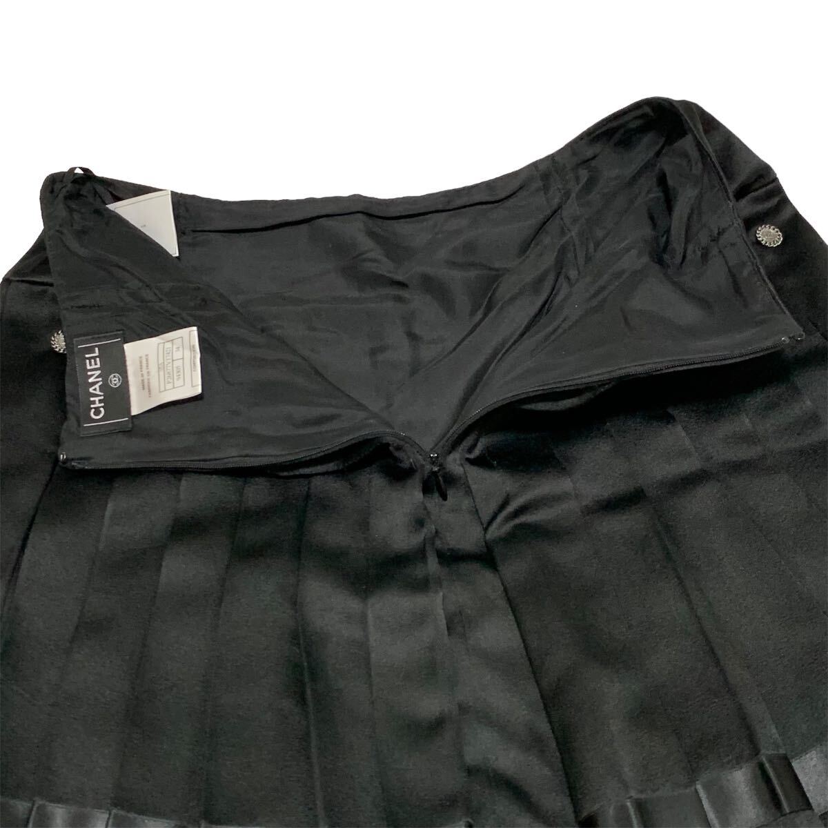 良品 正規品 CHANEL シャネル 05A P26877 ココマーク CC ロゴ ボタン ミニ スカート プリーツ シルク 100% 34 ブラック フランス製_画像5