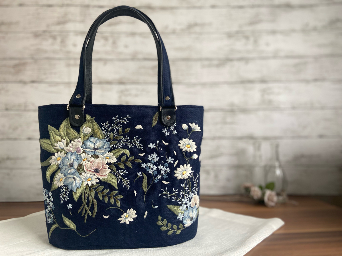 ハンドメイド◇手刺繍◇アネモネ　マーガレット　忘れな草◇丸底　トートバッグ◇リネン100％◇ネイビー◇刺繍◇花_画像2