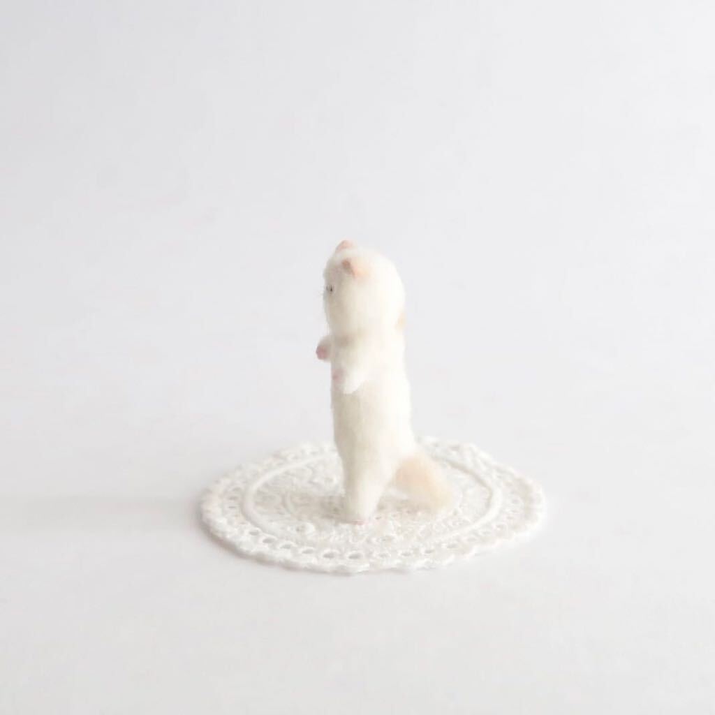 ハンドメイド　白茶立ち猫　羊毛フェルト　人形　猫　ミニチュア　ドールハウス _画像3