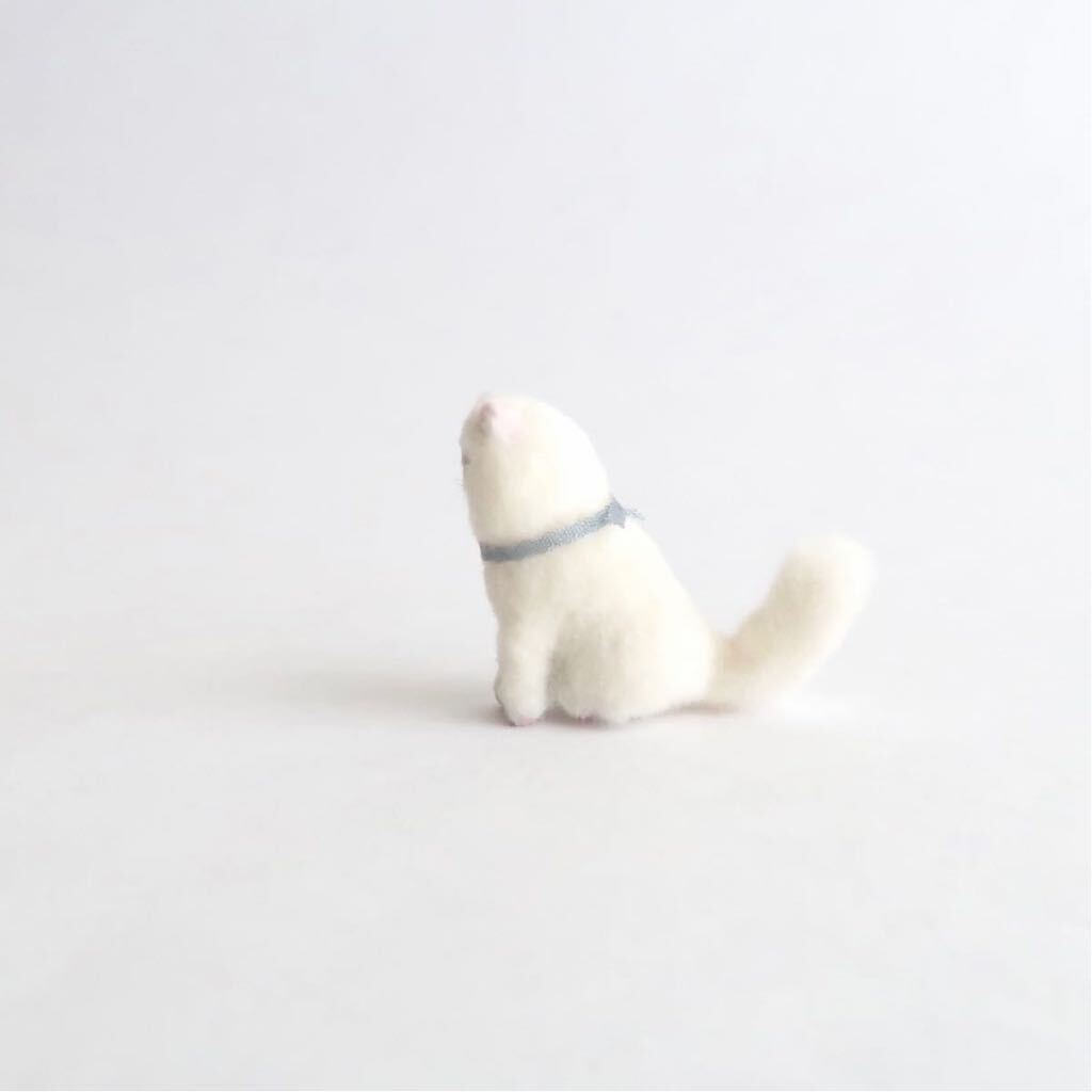 ハンドメイド　モフモフ白猫　羊毛フェルト　人形　ミニチュア　猫　ドールハウス _画像3