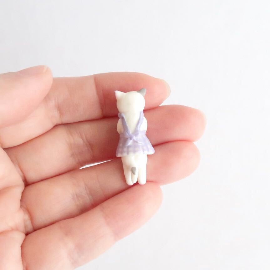 ハンドメイド　紫エプロンの猫　樹脂粘土　猫　ミニチュア　人形_画像3