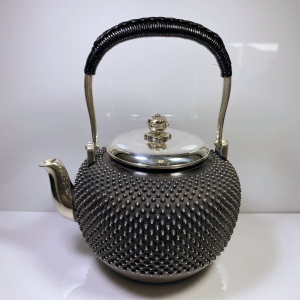 純銀細工 光南造 玉霰打出鳴付 湯沸 煎茶道具 銀瓶 箱付 高さ約18.5cmの画像3