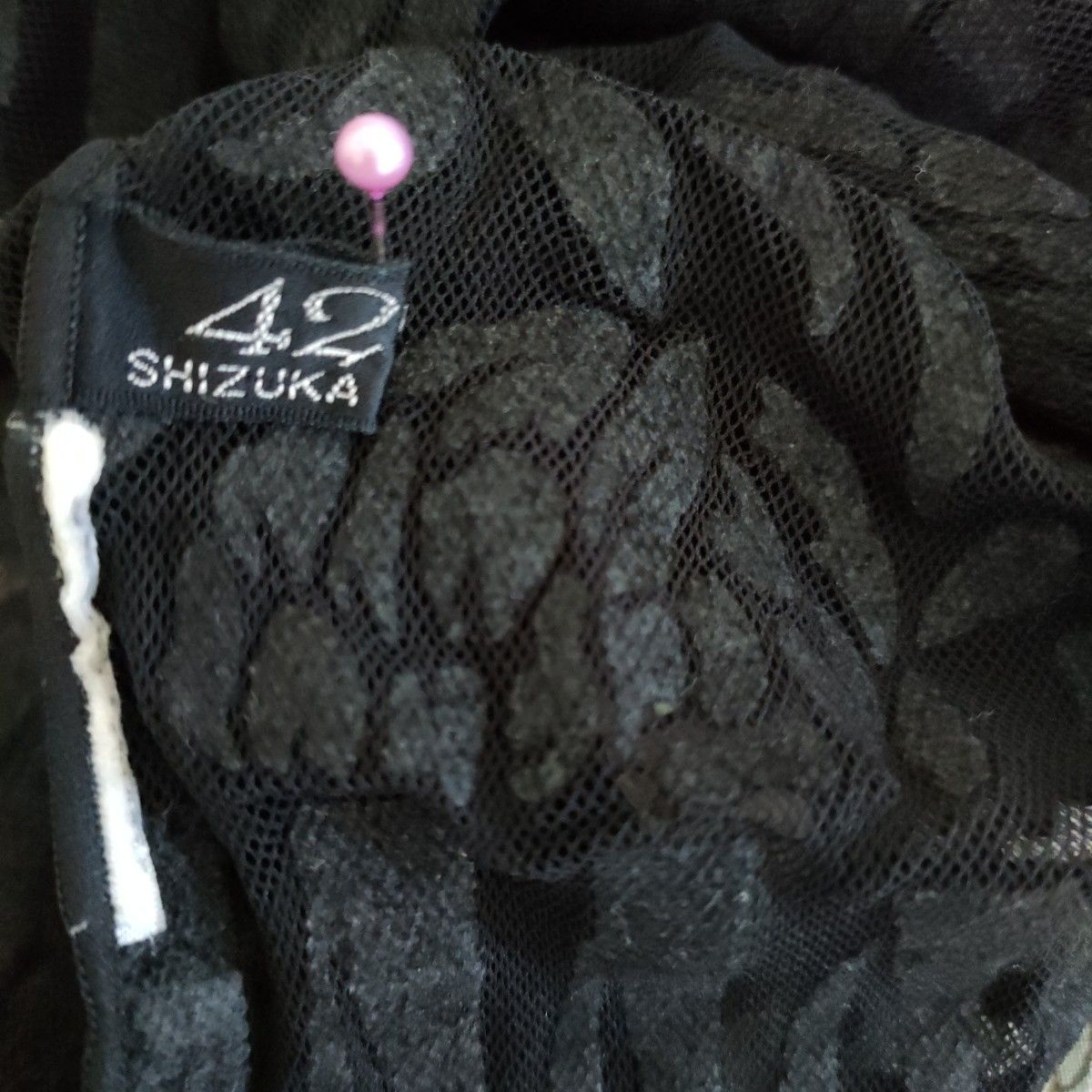 4298 SHIZUKA KOMUROのシックで華やかな黒のトップス