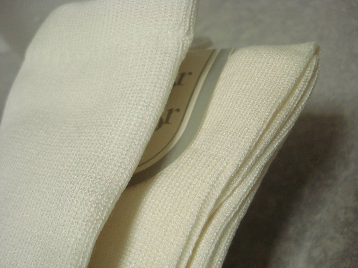 ☆ クリスチャンディオール ディオール ジュニア ハイソックス 22～24cm☆ 白 ホワイト Dior刺繍 ソックス 靴下_比べると変色・黄ばみがあるように見えます