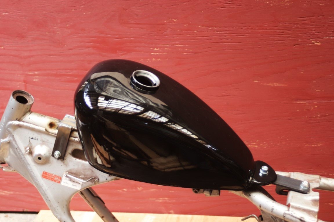 マグナ50　チョッパー　スポーツスタータンク　黒塗装済み　キーキャップ、リザーブ付きコック付き_画像6