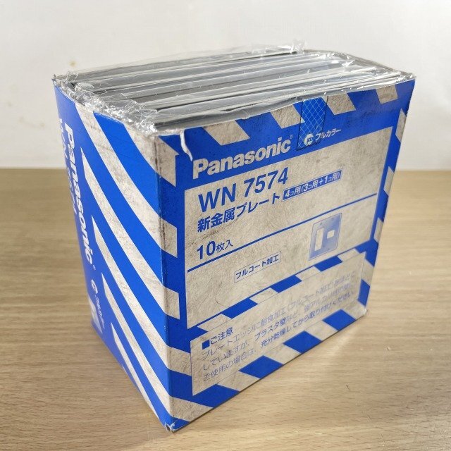 (1箱10枚入り)WN7574 新金属プレート 4コ用(3コ＋1コ用) パナソニック(Panasonic) 【未使用 開封品】 ■K0044821_箱に汚れや破れがございます。