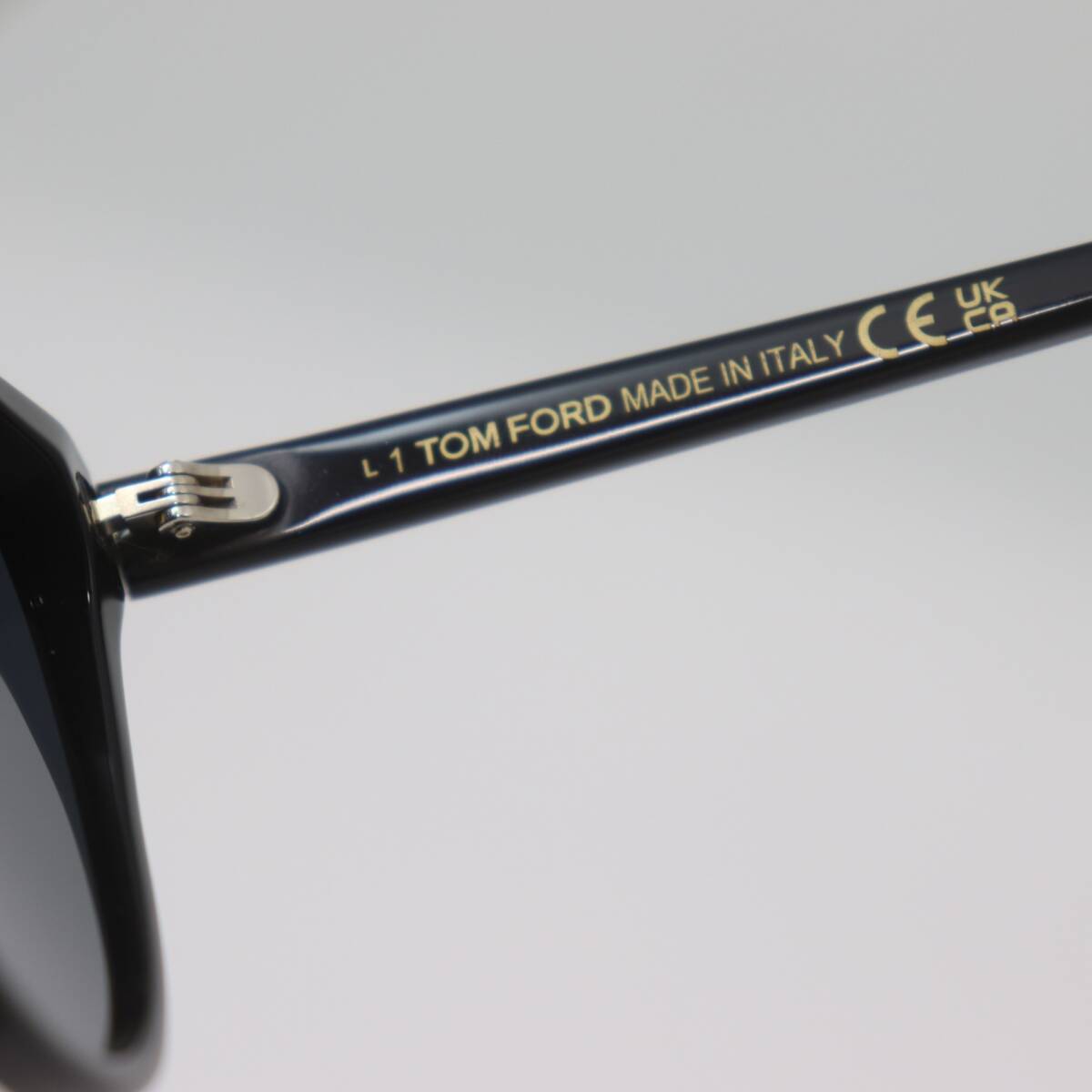 ITYH0ONEFZLM 即決 本物 美品 TOM FORD トムフォード サングラス TF1052-K 01A 55□23 145 ブラック ゴールド ケース クロス ユニセックス_画像6