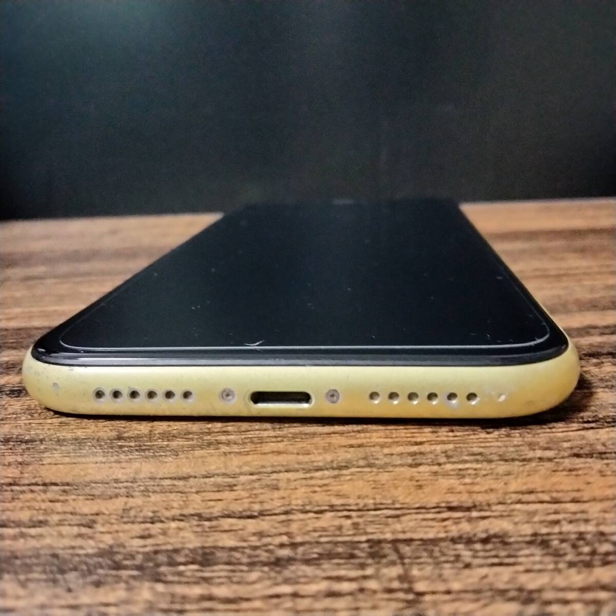 ジャンク Apple iphone 11 64GB au 〇判定 バッテリー最大容量90% SIMロック解除済 初期化済 動作確認済 ケース付きの画像6