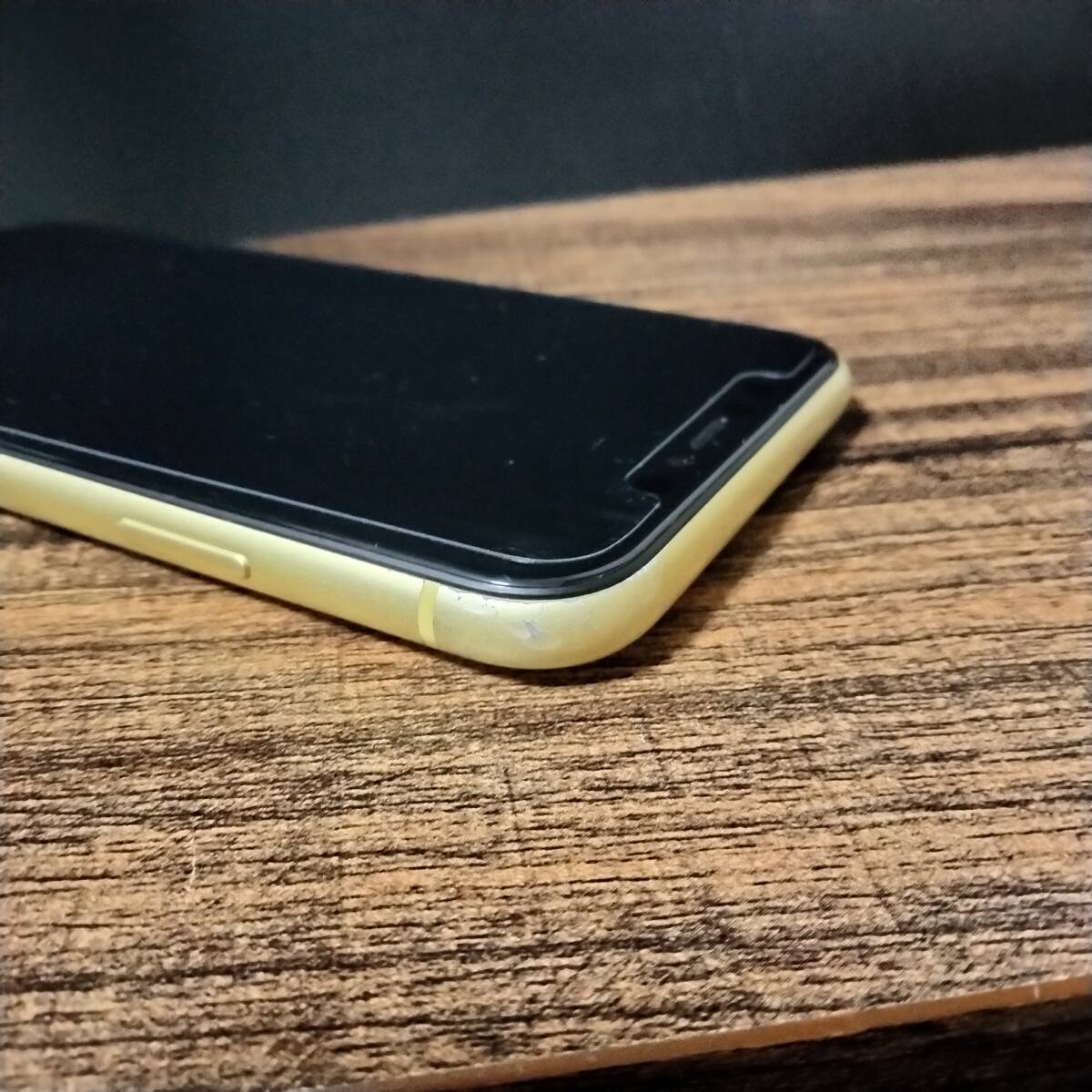 ジャンク Apple iphone 11 64GB au 〇判定 バッテリー最大容量90% SIMロック解除済 初期化済 動作確認済 ケース付きの画像10