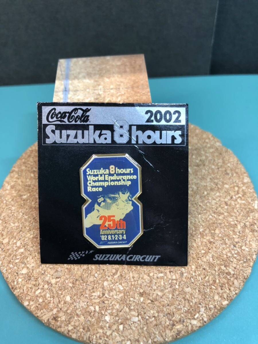 鈴鹿8耐 ピンバッジ Coca-Cola 2002 Suzuka 8hours 25th アニバーサリー 20周年 コラコーラ ピンズ ピンバッチ 鈴鹿8時間耐久ロードレース_画像1