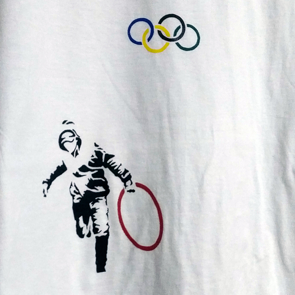 送込　バンクシー　Banksy　盗まれたオリンピックリング　半袖Tシャツ　白　2XLサイズ_画像2