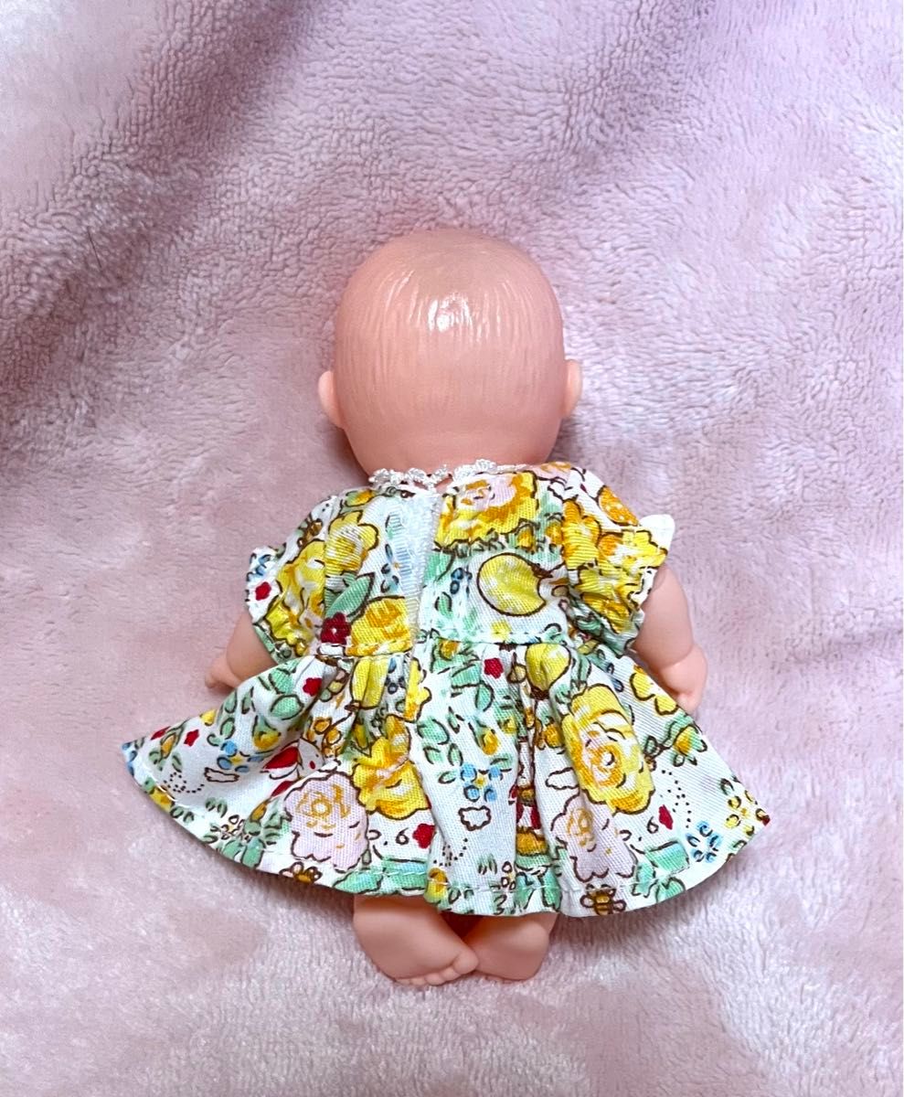 リボーンドール　黄色いメルヘン柄ワンピ　赤ちゃん人形　手のひらサイズ　可愛い