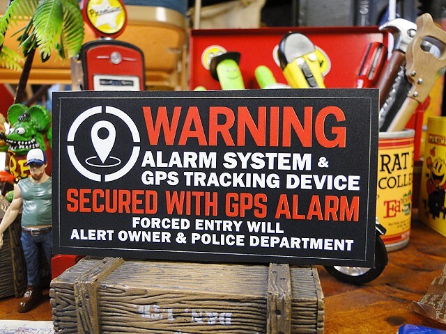 「警告！このクルマはGPSシステムにより守られています」　セキュリティステッカー　バッドアス　ステッカー#23　（ブラック）_画像1