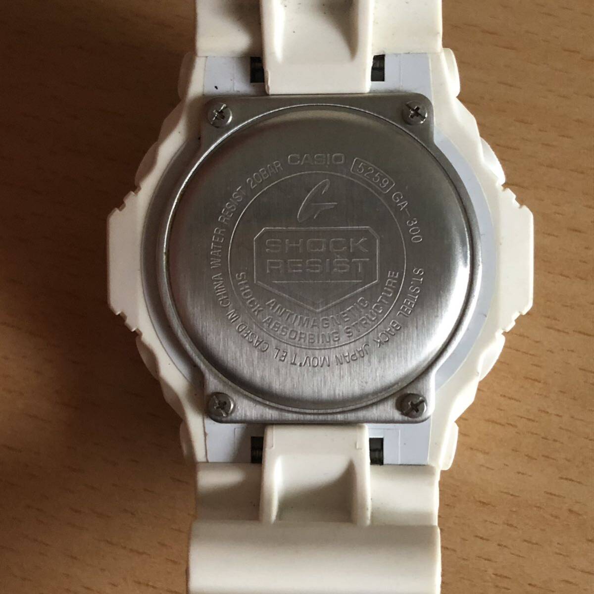 307-0292 CASIO カシオ G-SHOCK メンズ腕時計　ラバーベルト　クオーツ　白　ホワイト　GA-300 電池切れ　動作未確認_画像8