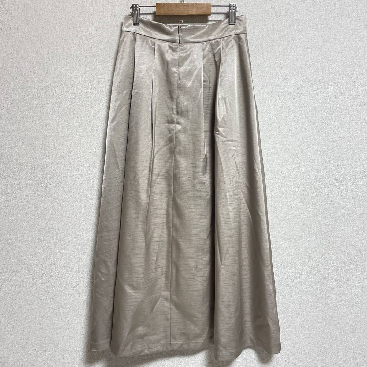 [ tag attaching /¥11990-]NATURAL BEAUTY BASIC Natural Beauty Basic long skirt trapezoid skirt satin beige size S *23