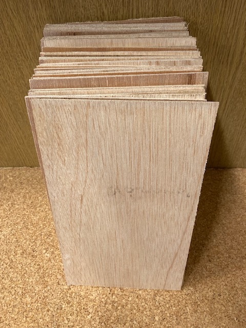 ベニヤ板　カット端材　50枚　size㍉約　 厚2.5×最大15.0×26.0～最小14.7×25.8_画像3