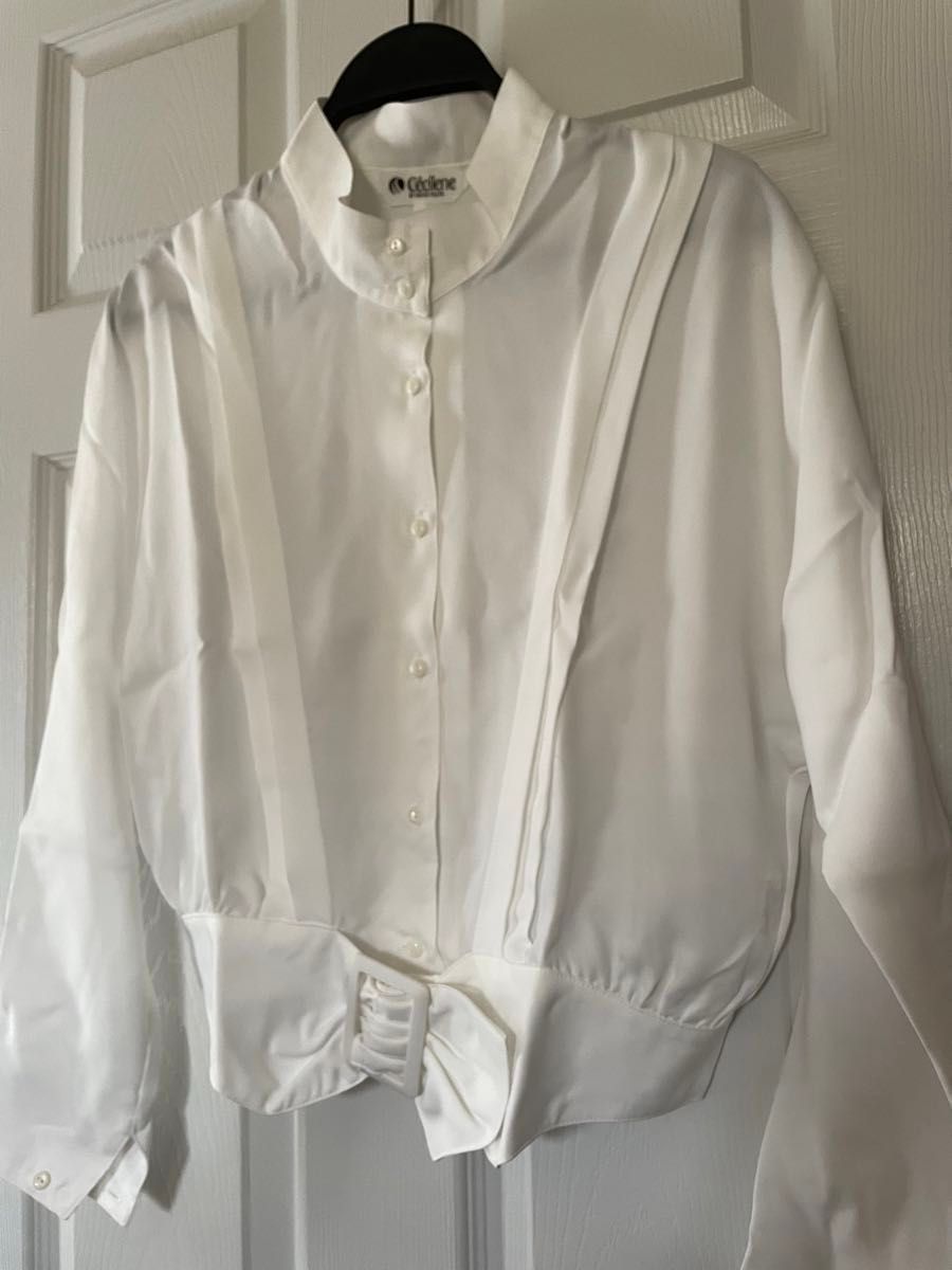 ★未使用品！　白ブラウス11号　裾が可愛い　ショート寸なのでオーバーブラウスにも。