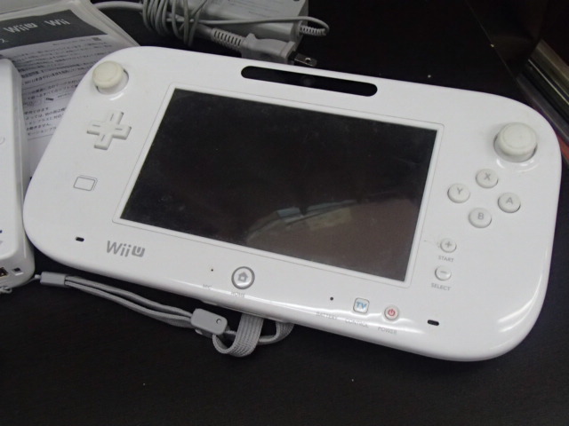 #60845【中古品】NINTENDO ニンテンドー Wii U 本体 WiiU ゲームパッド リモコン ゲームパッド用電源ケーブル 現状品_画像4