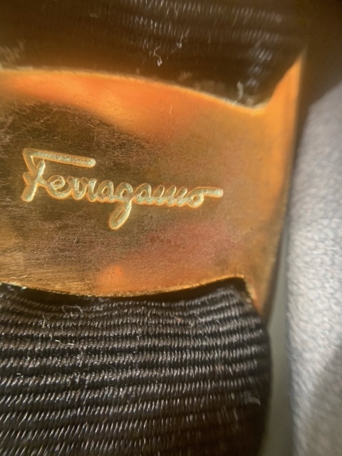 格安～!! Salvatore Ferragamo サルヴァトーレフェラガモ カチューシャ ヴァラ 黒×金色 腐食有 1点 中古品 5-5_画像4