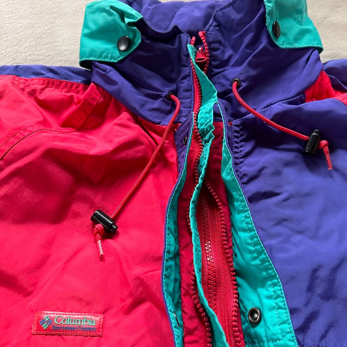 Columbia アウトドア ギミック面白めのナイロンジャケットです Columbia アウトドア ギミック面白めのナイロンジャケットです